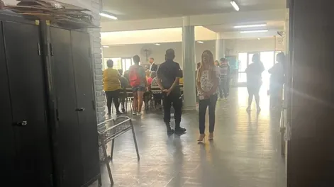 Reunión de padres en la escuela, al otro día del incidente.