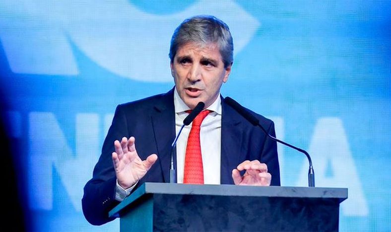 Según Luis Caputo, el Congreso “está tratando de voltear” a Javier Milei