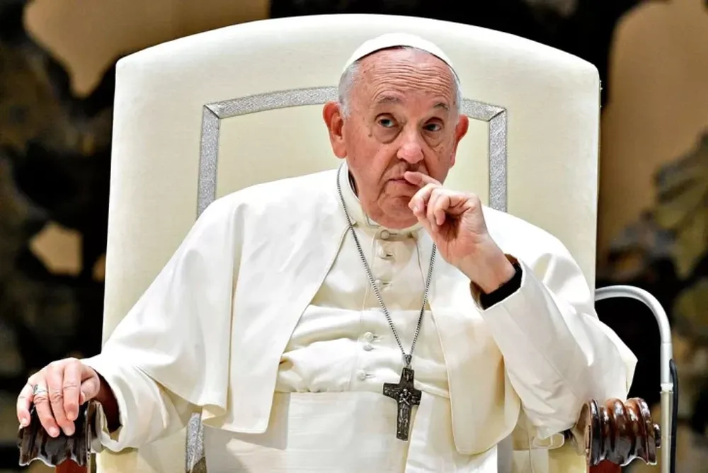El Vaticano aseguró que los análisis de sangre del papa Francisco muestran una “leve mejoría”