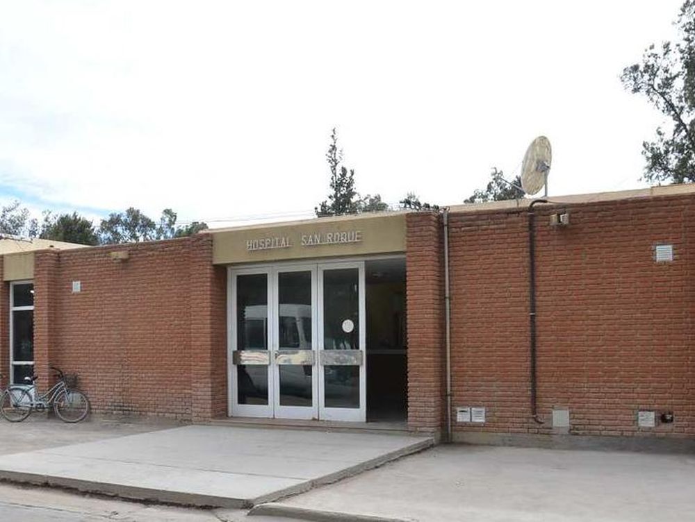 Perdió el control de su auto y volcó en una rotonda