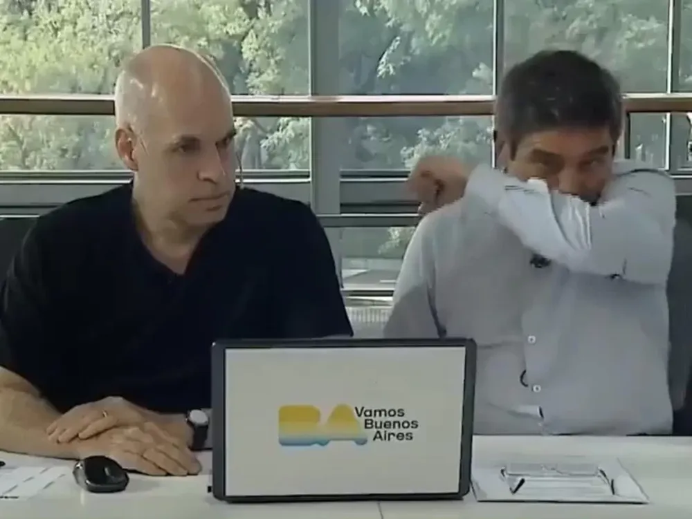 Coronavirus: explicaba cómo evitar el contagio, pero Larreta cometió un blooper de película