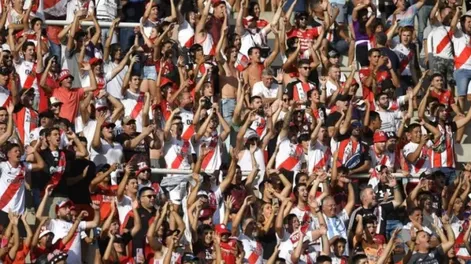 Un hincha de River murió tras caer de un micro cuando iba al Monumental