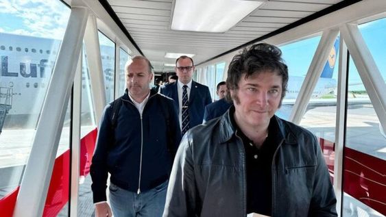 Tras el escándalo de los audios, Javier Milei suspendió su viaje a Las Vegas y viaja solo a Los Ángeles