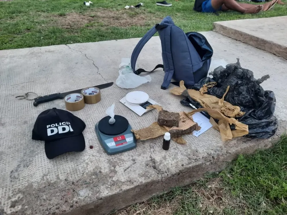 Sorprenden a dos hermanos con marihuana: vecinos intentaron impedir la detención