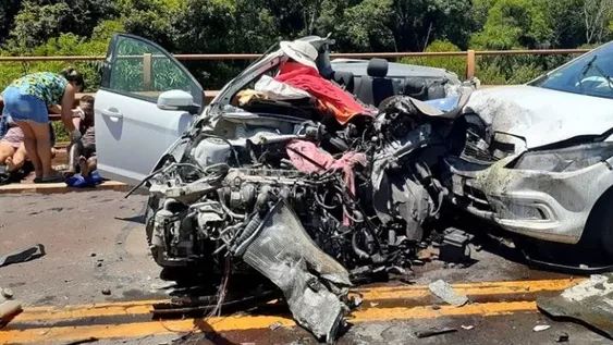 Un terrible accidente entre un colectivo y dos autos deja tres muertos y varios heridos