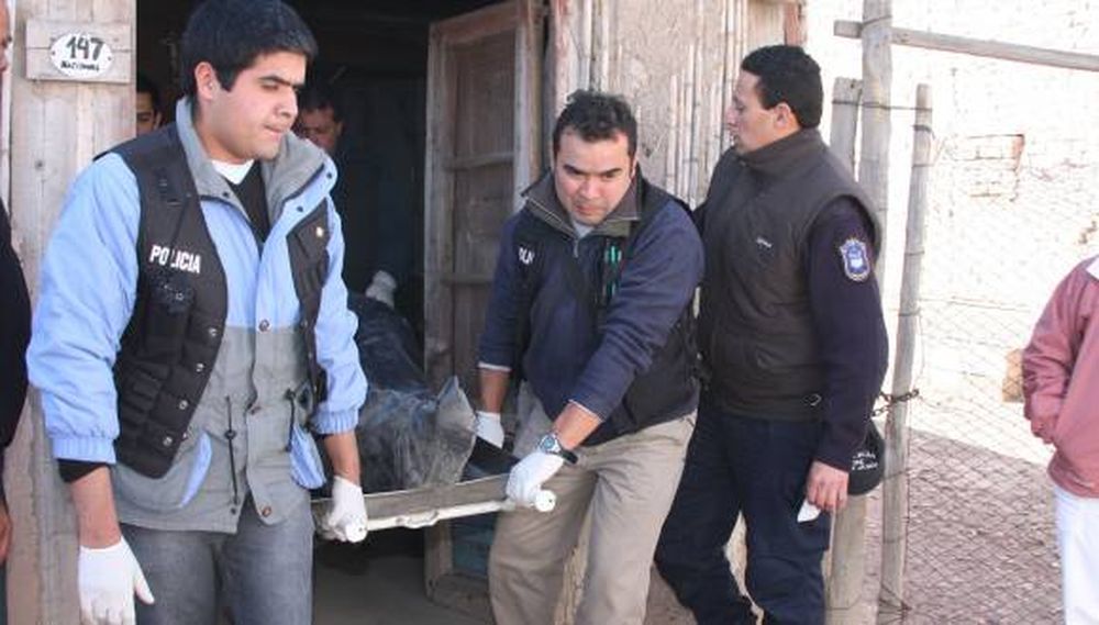 Lo mataron de un cuchillazo e intentaron quemarlo en su casa