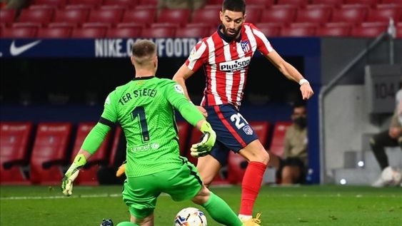 Simeone le ganó el duelo a Messi