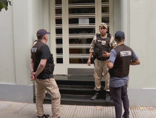 Imagen del operativo por el allanamiento en la AFA en la sede de Viamonte. Imagen del operativo por el allanamiento en la AFA en la sede de Viamonte.
