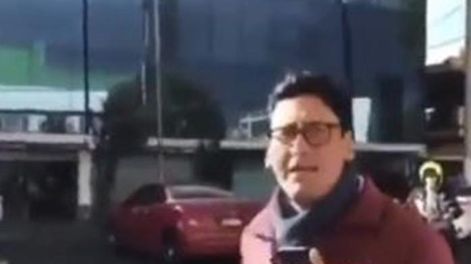 Un periodista cubría la caída de un árbol sobre un auto y se dio cuenta que era el suyo
