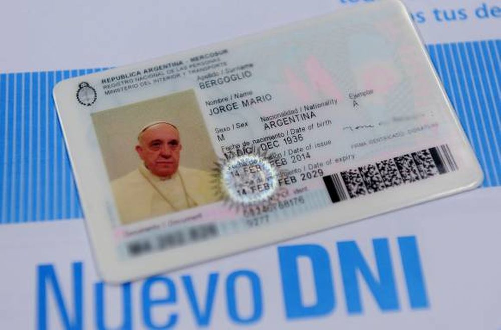 El Papa renovó DNI y pasaporte argentino