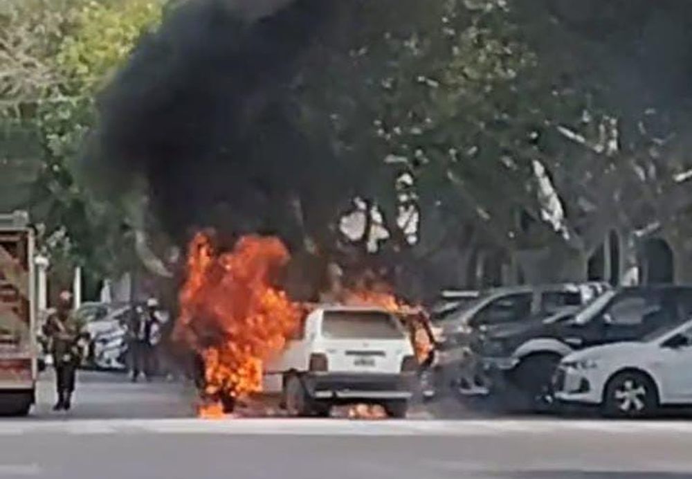 Incendio de un auto en pleno centro