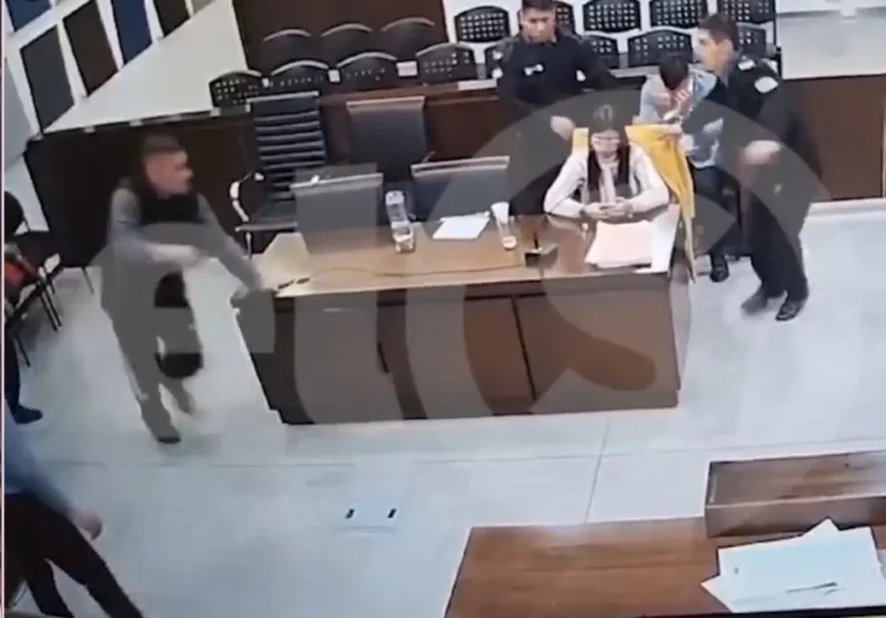 Se filtró el video del momento en que un preso quiso matar a una fiscal durante un juicio en Mendoza