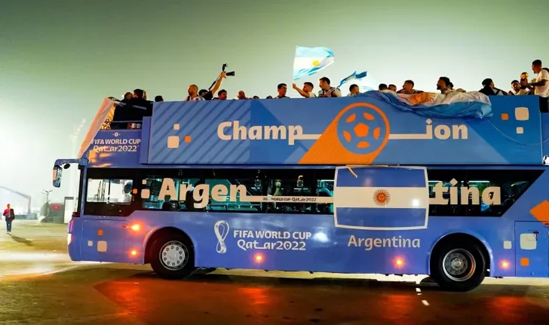 Cuándo y a qué hora llegan a Ezeiza los campeones del mundo