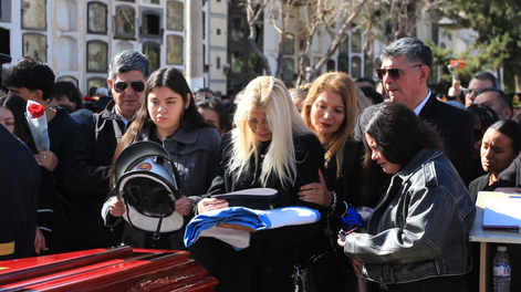 San Juan se unió en una despedida marcada por el dolor, el respeto y el reconocimiento a quienes entregaron su vida al servicio de la comunidad. Fotos: Daniel y Mariano Arias / Diario de Cuyo