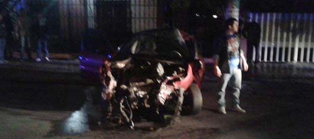 Iba con sus amigos en un auto, los chocaron, impactaron con un poste y después murió