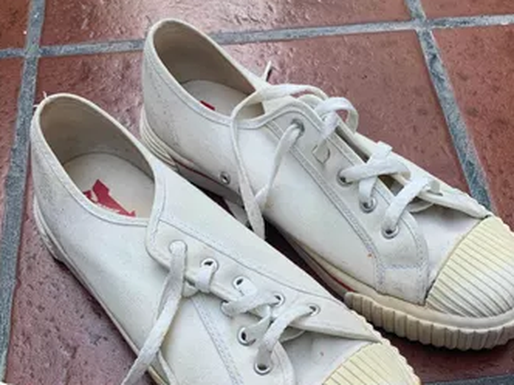 Puso a la venta zapatillas decoradas con dientes “humanos” y desató una polémica