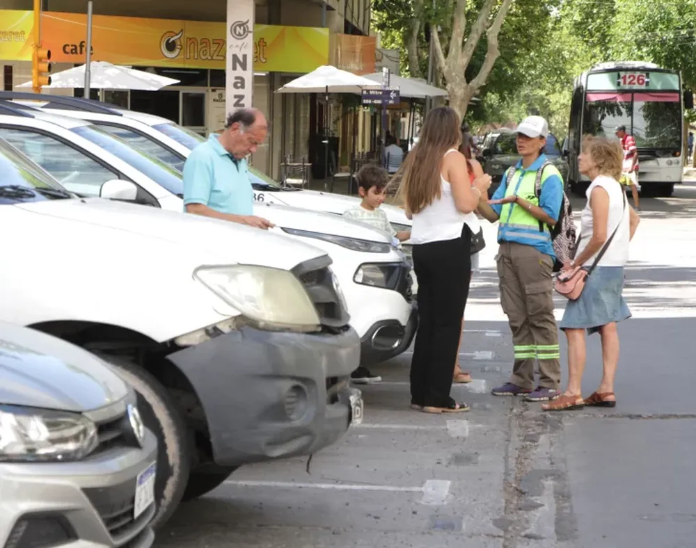 DEBUT. Muchas fueron las dudas de los usuarios a la hora de usar la nueva aplicación para estacionar en la Ciudad que ayer entró en vigencia.