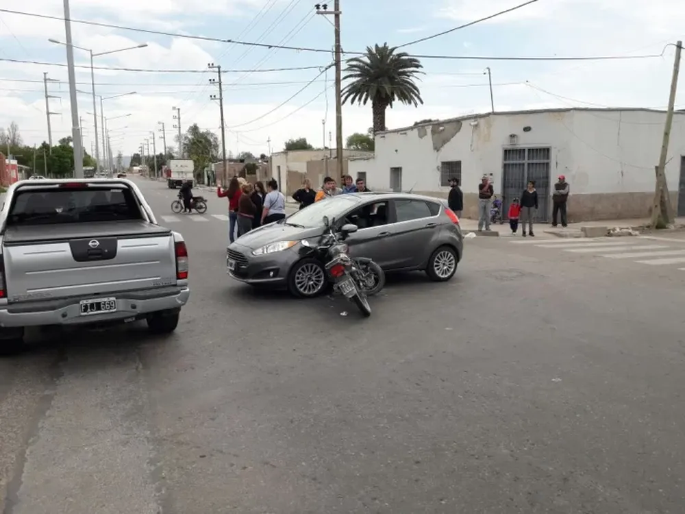 Choque en Rawson: una moto quedó incrustada en un auto