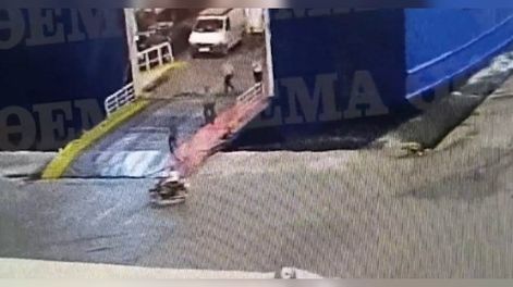 Tripulantes de un ferry arrojaran al mar a un pasajero por “llegar tarde” y murió ahogado