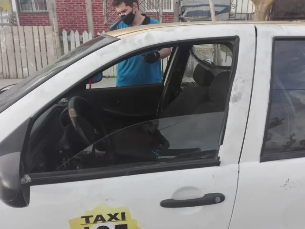 Dejó su taxi con las llaves puestas, entró a lo de sus padres y cuando salió el auto no estaba