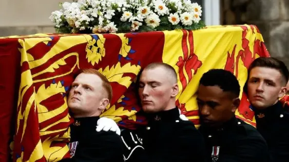 Una multitud acompañó los restos de Isabel al llegar a Edimburgo, Escocia