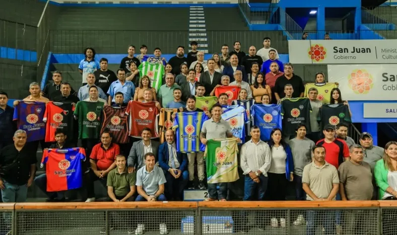 Todos. Los 32 clubes que son parte de la Copa de Campeones recibieron indumentaria y ayuda del gobierno provincial.