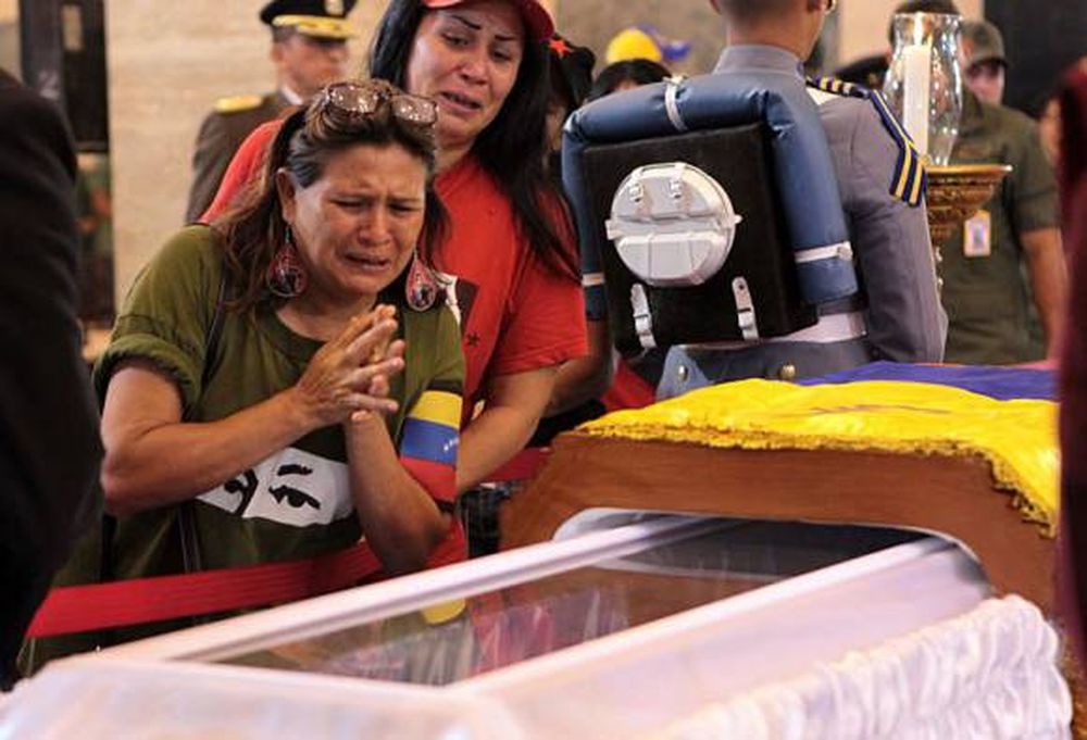 Tras el cristal del féretro