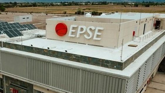 LA FÁBRICA de paneles solares de San Juan es única en su tipo en el país.