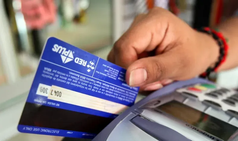 Los cambios en las tarjetas de crédito, otro aspecto del DNU que golpea a los consumidores