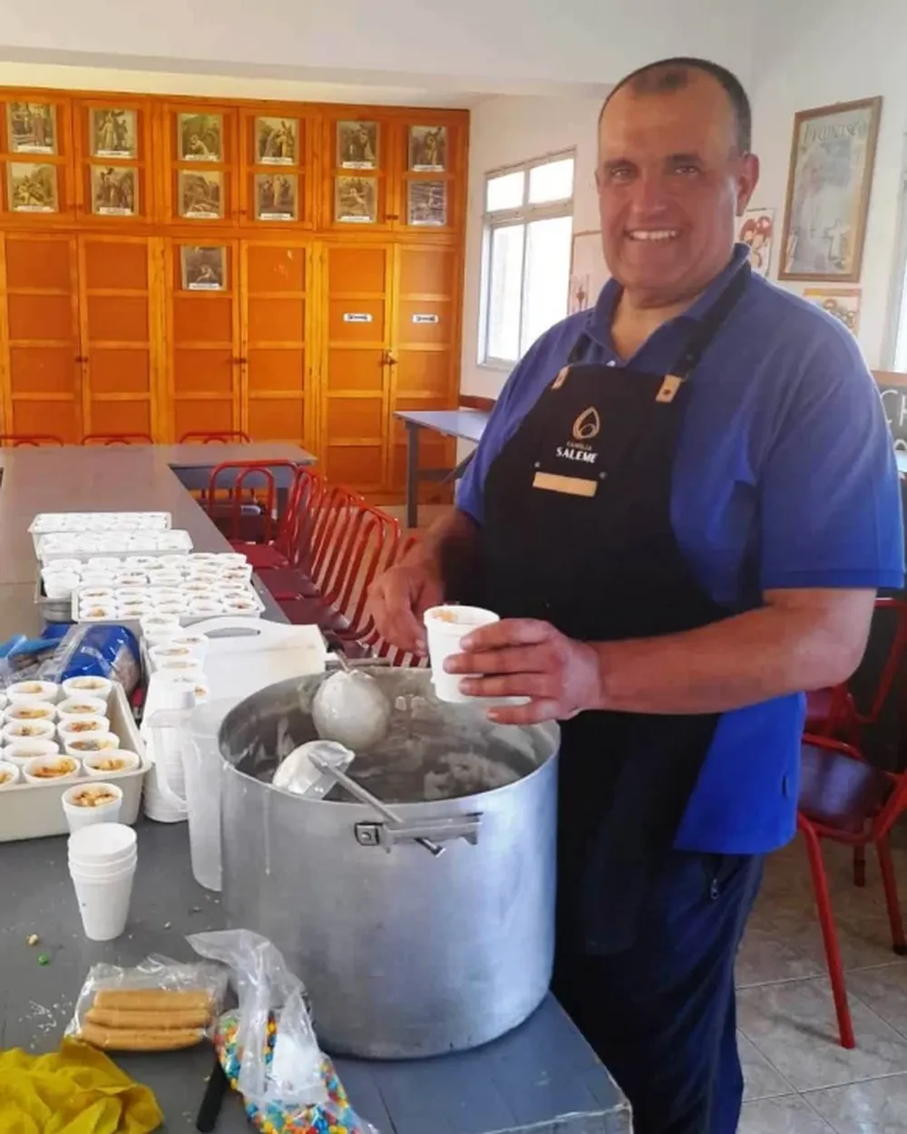 EN ACCIÓN. Un martes de cada mes, Mauricio Barón, el reconocido chef sanjuanino, contribuye con las cenas solidarias que organiza una capilla.