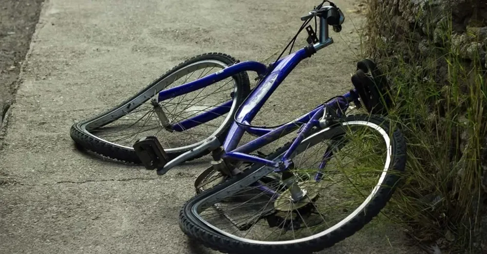 Un chico de 15 años y su hermano de 5 iban en bicicleta y chocaron con un auto