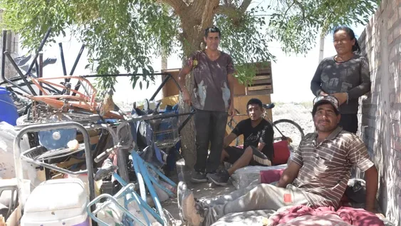 La dura vida de una mujer que es analfabeta y vive con sus 3 hijos discapacitados abajo de un árbol