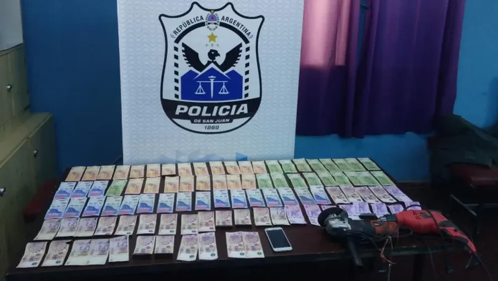 Detuvieron a un sujeto por robarle al menos $45 mil al anciano que cuidaba