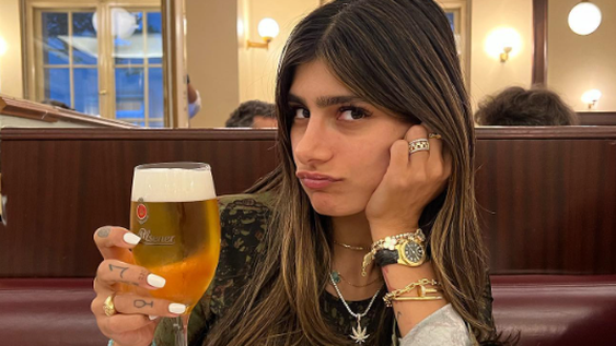 Mia Khalifa, no tan tapada, con un gran abrigo diseñado por ella misma