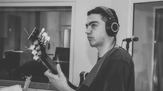 SALVADOR fusiona folclore, esencialmente cuyano, con lenguajes contemporáneos, fundiendo raíces y actualidad.