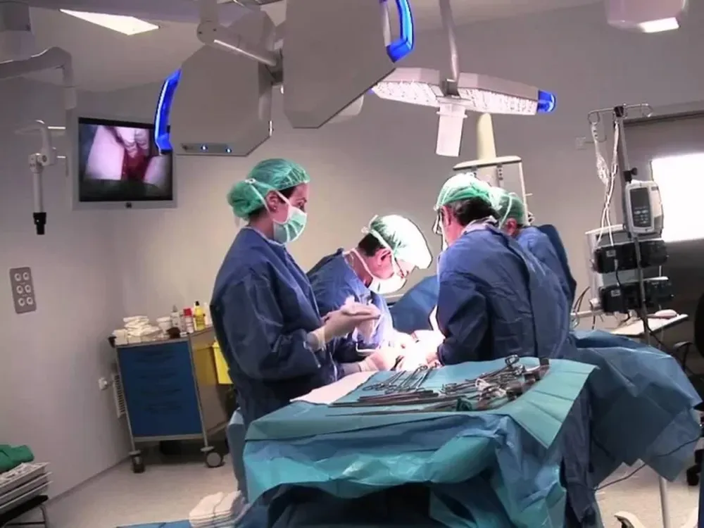 Un motociclista de 19 años quedó en grave estado al chocar con un colectivo