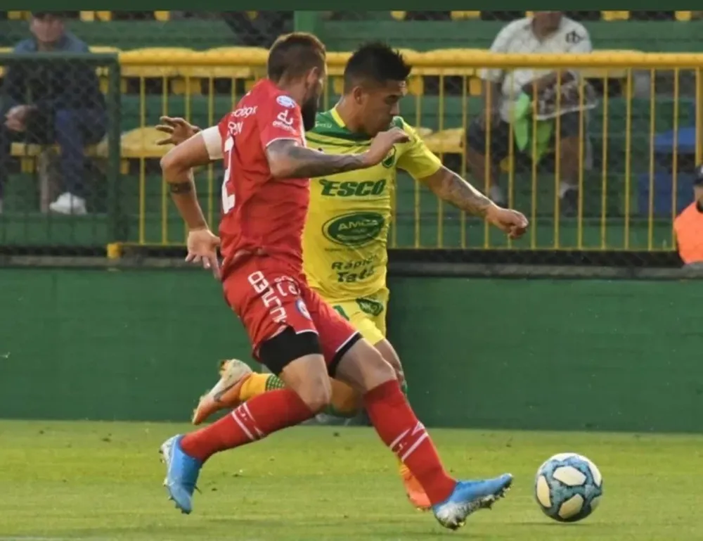 En un partido peleado, Argentinos empató con Defensa y sigue en lo más alto