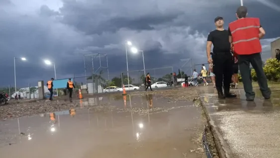 El granizo sorprendió a los sanjuaninos que llegaron temprano al Predio Costanera