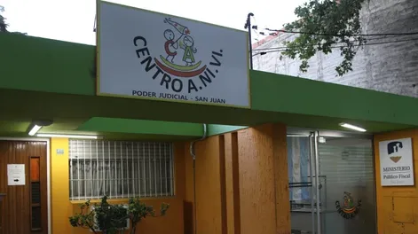 Salió de la escuela, la golpearon, perdió el conocimiento y apareció semidesnuda  en un baldío