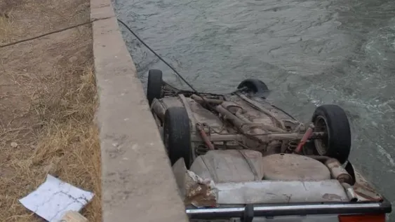 Se quedó sin nafta, empujó su auto en estado de ebriedad y se le cayó al canal