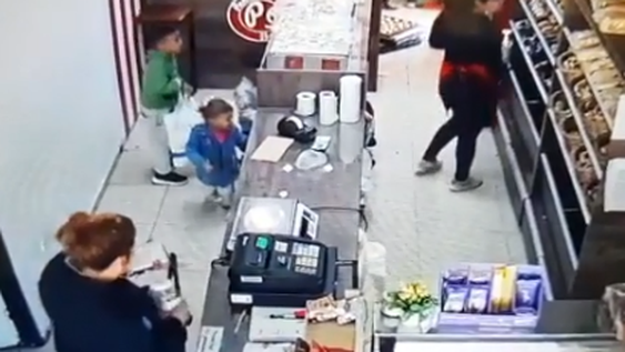 [VIDEO] Entró junto a sus hijos a una panadería, se robó la propina y todo quedó registrado
