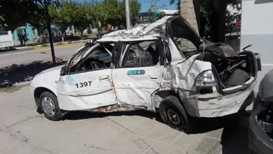Identificaron al remisero fallecido luego de chocar contra un árbol: tenía 26 años