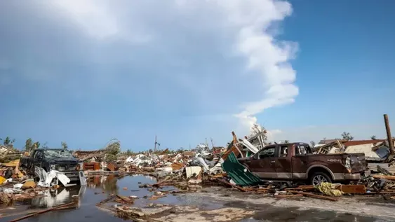 Un tornado destruyó una ciudad en Texas: tres muertos, más de 100 heridos y cortes de luz