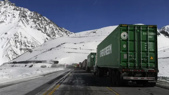 Un paro aduanero tiene 800 camiones varados en Mendoza