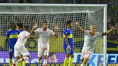 Boca regresó a la Bombonera con una caída frente a Huracán