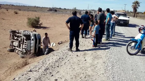 Perdió el control en una calle en mal estado y volcó con su camioneta