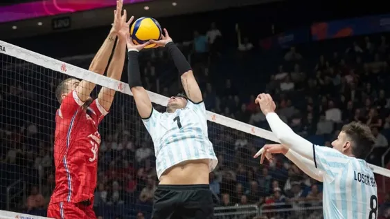 BIEN ARRIBA va Sánchez, para levantarle una pelota en primer tiempo a Looser quien por el centro perforó al bloqueo francés.