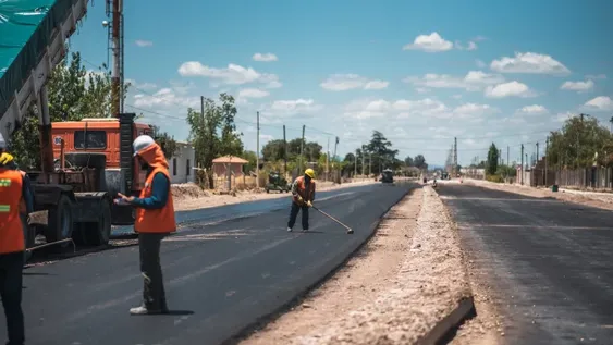 LA AMPLIACIÓN DE CALLE 5 fue la tarea de mayor complejidad que encaró la Dirección de Vialidad, ya que incluía desde el pavimento a la red de agua. 