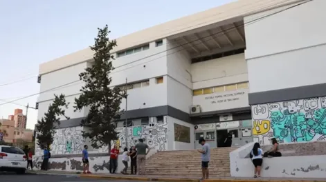 Salvaje golpiza en una escuela de Neuquén: una madre y su hija desfiguraron a golpes a la directora