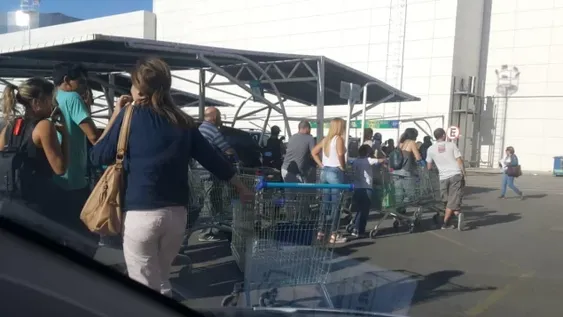 Largas filas en los supermercados locales en la previa de los anuncios de Fernández